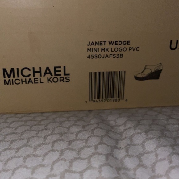 Never worn due to pregnant and my feet growing - Picture 3 of 4